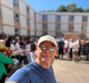 Clopoțelul de început de an școlar a sunat și pentru copiii vedetelor. Dan Negru a criticat „careul” de la începutul de an școlar.