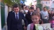 Clopoțelul de început de an școlar a sunat și pentru copiii vedetelor. Nicușor Dan și-a condus fiica la școală!