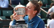 Simona Halep sărutând trofeul Suzanne Lenglen, după ce a câștigat meciul de finală cu Sloane Stephens SUA, la 2018 French Open - Roland Garros în 9 Iunie, 2018 în Paris, Franța