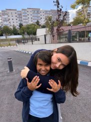 Fiica adoptivă a Dacianei Sârbu și a lui Victor Ponta a împlinit 12 ani. Mama i-a organizat o petrecere.