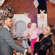 Gemenii Roxanei Nemeș au împlinit 1 anișor. Ania și Zain au ales obiecte de pe tăviță!