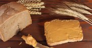 Unt de arahide cu pâine neagră sau prăjită