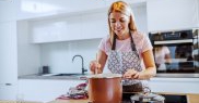 Arunci ingredientele în oală și te ocupi de orice altceva