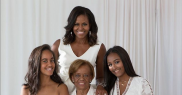 21. Michelle Obama şi Malia şi Sasha Obama