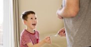 11. Implică-ți copilul în acțiuni caritabile