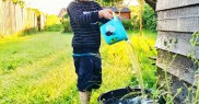 O găleată plină cu apă poate să ușureze tranziția de la oliță spre toaletă