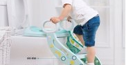 O scăriță este soluția miraculoasă pentru ca un băiețel să utilizeze corect toaleta