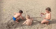 După perioada de izolare, a mers la plajă alături de cei trei copii ai ei