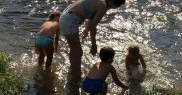 Mirela Vaida a fost însoțită la plajă de mama sa