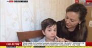 Băiețelul îi dicteaza mamei sale poeziile