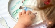 Unul dintre comentariile primite de Laura Cosoi se referă la faptul  că i-ar oferit și fiicei sale să guste din chiftelele respective