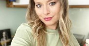 Într-unul dintre comentarii Laura Cosoi este criticată pentru că nu și-a strâns părul la bucătărie