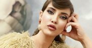 Mikaela învață la o școală de stat