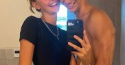 Romeo Beckham şi Mia Regan şi-au făcut un selfie pe care l-au postat pe o reţea de socializare