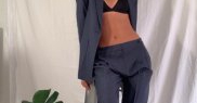 Mia Regan este model pentru colecţia de haine "VVB" (Victoria Beckham)