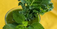 Îşi începe ziua cu un smoothie hrănitor