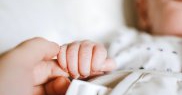 Mama care a născut cel mai mic bebeluș din lume