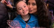 Fetița calcă pe urmele mamei sale