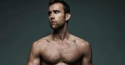 Matthew Lewis este acum unul dintre cei mai sexy actori 