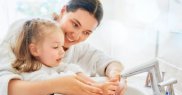2. Copiii trebuie să poarte mască și să se spele pe mâini corect