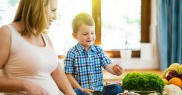 1. Implică copilului în activități culinare pe care părintele le desfășoară deja, precum gătit 