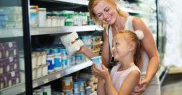 2. Lasă copilul să aleagă cina, desertul sau ceva de adăugat în mâncare când mergeți la cumpărături, dacă este o alegere sănătoasă.