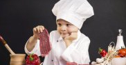 3. Gătește sau pregătește mesele împreună cu copilul pentru a-l bucura și încuraja să mănânce alimentele pe care le-a preparat.