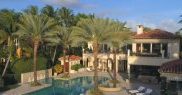 Casa dispune de o grădină mare şi de piscine