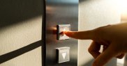 6.	Atinge butonul de la lift cu cotul sau cu mâneca