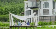 Există un pavilion de ceai în afara casei