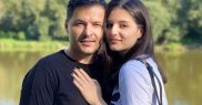 Relația dintre Carmina și tatăl ei este una destul de rece