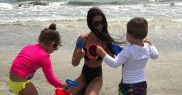 Elena Băsescu a făcut furori pe plajă, în costum de baie