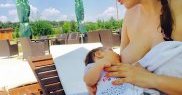 A stârnit numeroase critici în momentul în care şi-a alăptatul fiica pe plajă