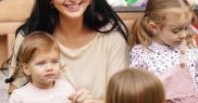 Este mama a două fetiţe
