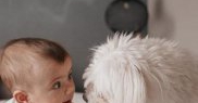 A fost criticată pentru că şi-a lăsat fiica să se joace cu câinele familiei