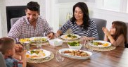 6.	Mănâncă cina în familie