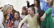 8.	Își ajută copiii să dezvolte abilități sociale