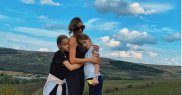 Este mama a două fetiţe