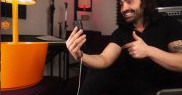 Le-a cumpărat fiicelor sale telefoane