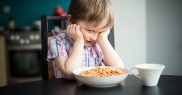 Mănâncă mai mult ca de obicei sau refuză mâncarea