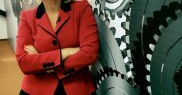 Are o carieră îndelungată în televiziune