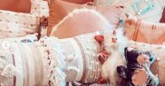 O canapea cu pernuţe decorative întregeşte decorul camerei