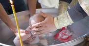 Potrivit medicilor neonatologi, ritualul scufundării copilului în apă la botez nu este periculos dacă se realizează corect