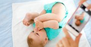 Pozele cu copilul pot atrage atenția celor ce practică pornografia infantilă