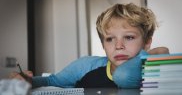 Are probleme de concentrare și nu pare interesat de activitățile școlare sau extrașcolare