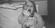 Cand arată tuturor ce bubă are la degetul mijlociu