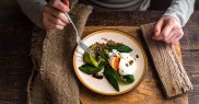 Proteinele ar trebui să fie prezente la toate mesele și la gustări
