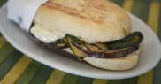 Sandviș cu mozzarella și cu vinete