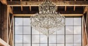 În casa de oaspeți în stilul unui „hambar” se află un candelabru de cristal