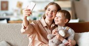 Postezi multe poze cu copilul tău pe rețelele de socializare